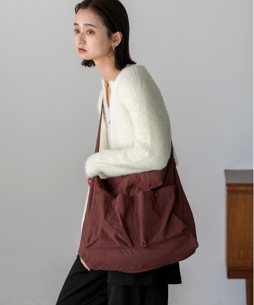 ad thie(アドティエ)の「ポケット付き ショルダーバッグ(ショルダーバッグ・レディース・ブラウン/チャコール/ブラック/アイボリー・FREE)」の20枚目の写真