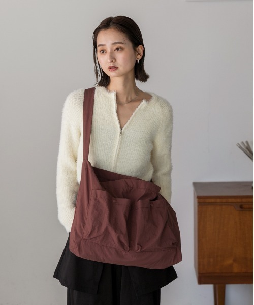 ad thie(アドティエ)の「ポケット付き ショルダーバッグ(ショルダーバッグ・レディース・ブラウン/チャコール/ブラック/アイボリー・FREE)」の21枚目の写真