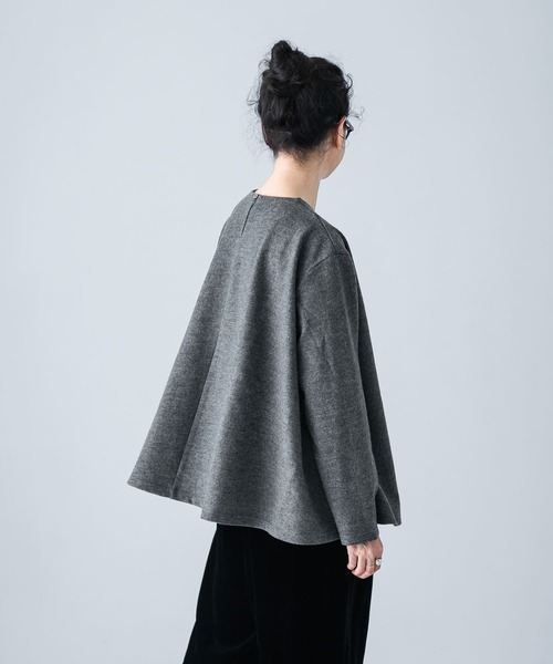 新品タグ付き アーバンリサーチ かぐれ ウールフレアプルオーバー　 BLACK かぐれ（カグレ）の「ウールフレアプルオーバー（Tシャツ/カットソー