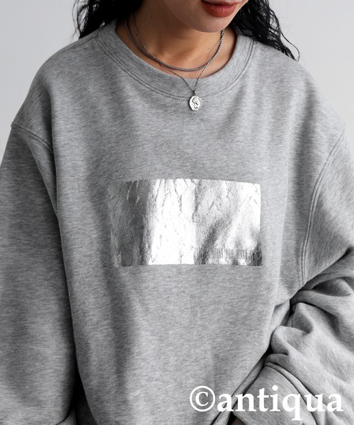 antiqua(アンティカ)の「箔プリント裏毛プルオーバー(スウェット・レディース・グレー/ブラック・ONESIZE)」の6枚目の写真
