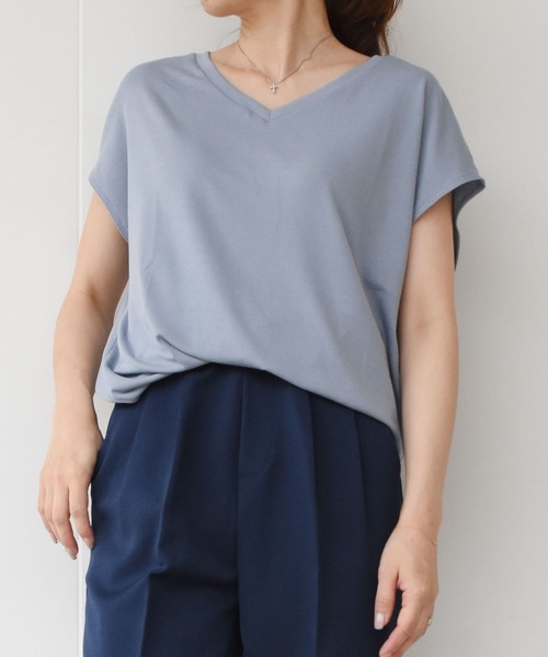 aquagarage(アクアガレージ)の「2タイプから選べるカットソー VネックorUネック(Tシャツ/カットソー・レディース・ブラック/ホワイト/グレイッシュブルー/ベージュ・LL2/LL1/M2/L2/S2/S1/L1/M1)」の4枚目の写真