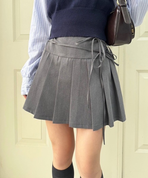 one after another NICE CLAUP（ワンアフターアナザーナイスクラップ）の「【サイズ展開あり】リボンプリーツミニスカート（スカート・レディース・杢グレー/オフホワイト/ブラック/ブラウン/ネイビー・MEDIUM/SMALL）」の4枚目の写真