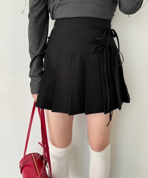 one after another NICE CLAUP（ワンアフターアナザーナイスクラップ）の「【サイズ展開あり】リボンプリーツミニスカート（スカート・レディース・杢グレー/オフホワイト/ブラック/ブラウン/ネイビー・MEDIUM/SMALL）」の3枚目の写真