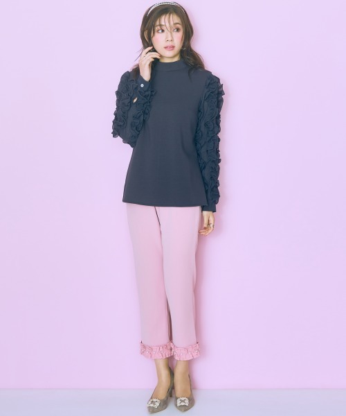 marun（マルン）の「＜大きいサイズ＞異素材フリル裾パール調テーパードパンツ　marun（その他パンツ・レディース・ピンク/ブラック・L/LL/3L/4L/5L）」の5枚目の写真