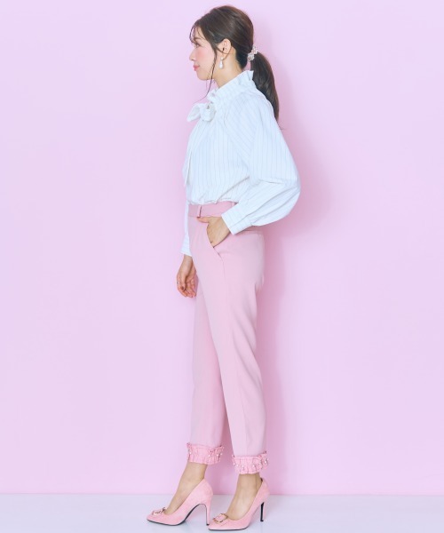 marun（マルン）の「＜大きいサイズ＞異素材フリル裾パール調テーパードパンツ　marun（その他パンツ・レディース・ピンク/ブラック・L/LL/3L/4L/5L）」の4枚目の写真