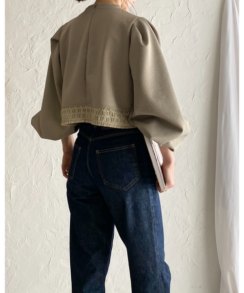 She's Closet（シーズクローゼット）の「ボリュームスリーブ長袖ショート丈シアーレースドッキングカットソーブラウス（シャツ/ブラウス・レディース・ブラック/アイボリー/オフホワイト/グリーン・FREE）」の5枚目の写真