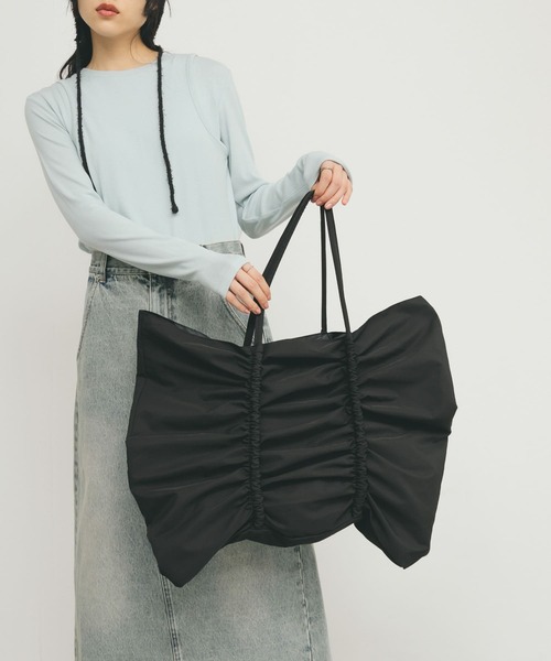 KBF（ケイビーエフ）の「ビッグショルダーギャザーBAG（ショルダーバッグ・レディース・アイボリー/ブラック・ONE）」の2枚目の写真