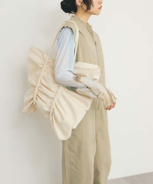 KBF（ケイビーエフ）の「ビッグショルダーギャザーBAG（ショルダーバッグ・レディース・アイボリー/ブラック・ONE）」の3枚目の写真
