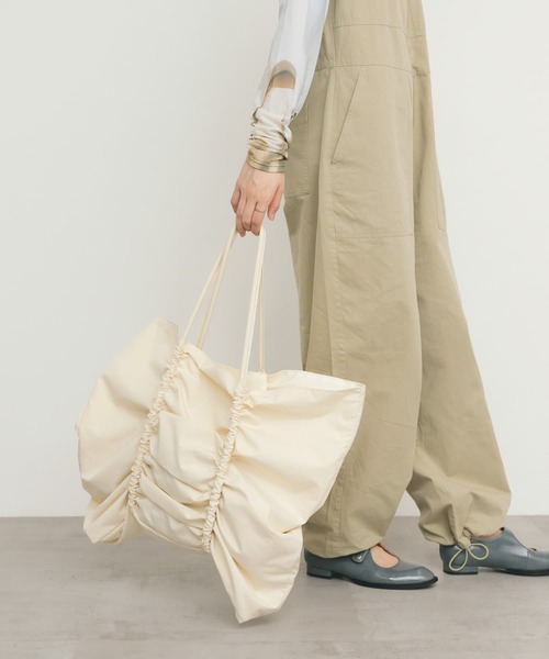 KBF（ケイビーエフ）の「ビッグショルダーギャザーBAG（ショルダーバッグ・レディース・アイボリー/ブラック・ONE）」の4枚目の写真