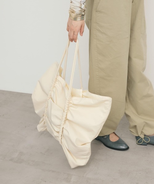 KBF（ケイビーエフ）の「ビッグショルダーギャザーBAG（ショルダーバッグ・レディース・アイボリー/ブラック・ONE）」の5枚目の写真