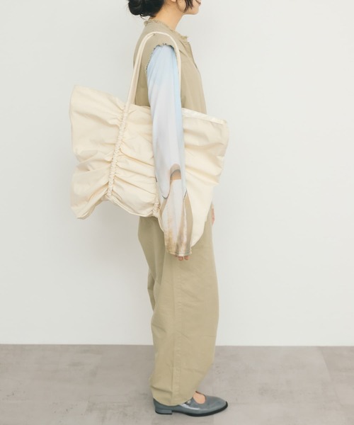 KBF（ケイビーエフ）の「ビッグショルダーギャザーBAG（ショルダーバッグ・レディース・アイボリー/ブラック・ONE）」の6枚目の写真