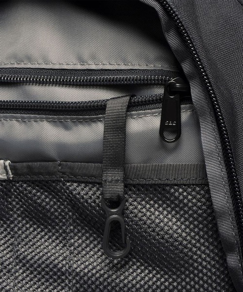 THE NORTH FACE(ザノースフェイス)の「THE NORTH FACE/ザ・ノース・フェイス バックパック PIVOTER ピボター 26L NM82461(バックパック/リュック・メンズ・ブラック/ダークブルー・FREE)」の17枚目の写真