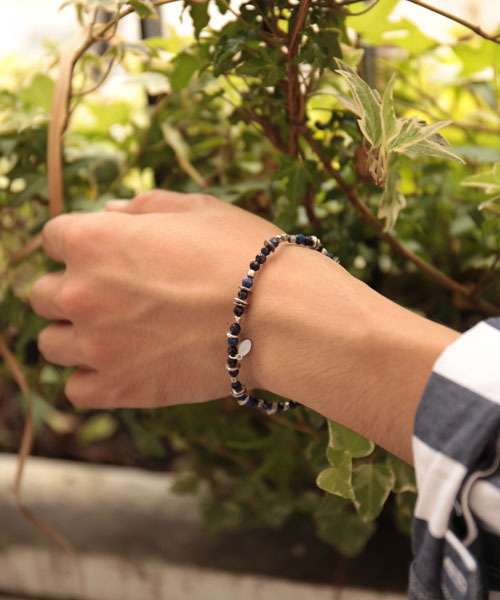 amp japan(アンプジャパン)の「19cm“lapis & blue gold”(ビーズ ブレスレット)(ブレスレット・メンズ・ネイビー・FREE)」の2枚目の写真