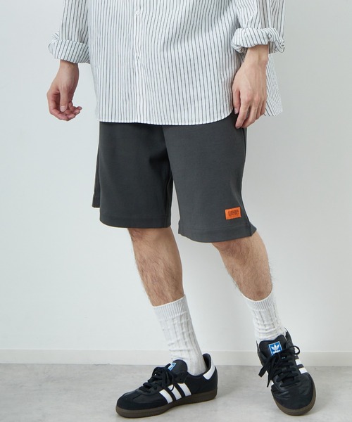 UNIVERSAL OVERALL（ユニバーサルオーバーオール）の「[UNIVERSAL OVERALL/ユニバーサルオーバーオール] 別注 ワンポイントロゴ ポンチショートパンツ（その他パンツ・メンズ・ブラック/チャコールグレー/ライトグレー・M/L）」の2枚目の写真