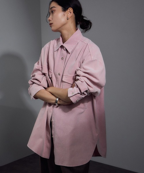 SALON adam et rope'（サロン アダム エ ロペ）の「フェードコーデュロイオーバーシャツ / セットアップ対応（シャツ/ブラウス・レディース・ピンク/ブラウン/チャコールグレー・FREE）」の5枚目の写真