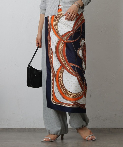 COLONY 2139(コロニートゥーワンスリーナイン)の「サークル大判スカーフ 90×90(バンダナ/スカーフ・レディース・レッド/ベージュ/ネイビー・FREE)」の3枚目の写真