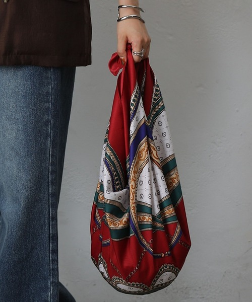 COLONY 2139(コロニートゥーワンスリーナイン)の「サークル大判スカーフ 90×90(バンダナ/スカーフ・レディース・レッド/ベージュ/ネイビー・FREE)」の2枚目の写真