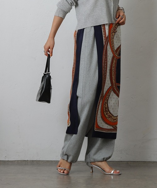 COLONY 2139(コロニートゥーワンスリーナイン)の「サークル大判スカーフ 90×90(バンダナ/スカーフ・レディース・レッド/ベージュ/ネイビー・FREE)」の20枚目の写真