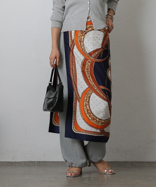 COLONY 2139(コロニートゥーワンスリーナイン)の「サークル大判スカーフ 90×90(バンダナ/スカーフ・レディース・レッド/ベージュ/ネイビー・FREE)」の17枚目の写真