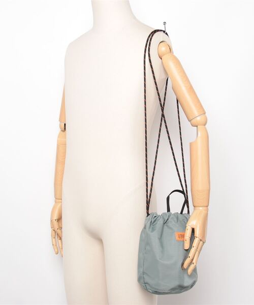 JOHN'S CLOSET（ジョンズクローゼット）の「【lg】〔UNIVERSALOVERALL〕カラーザイル ナイロン巾着バッグ（ショルダーバッグ・メンズ・ベージュ系/オレンジ/ネイビー/ベージュ/グレイッシュブルー/チャコールグレー/ブラック・FREE）」の14枚目の写真