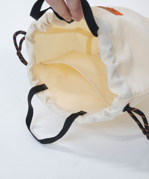 JOHN'S CLOSET（ジョンズクローゼット）の「【lg】〔UNIVERSALOVERALL〕カラーザイル ナイロン巾着バッグ（ショルダーバッグ・メンズ・ベージュ系/オレンジ/ネイビー/ベージュ/グレイッシュブルー/チャコールグレー/ブラック・FREE）」の9枚目の写真