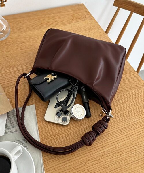 DISCOAT（ディスコート）の「タック使い2WAYアシメショルダーバッグ（ショルダーバッグ・レディース・ブラック/ベージュ/ブラウン・FREE）」の2枚目の写真