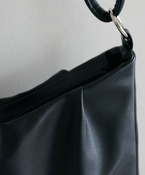 DISCOAT（ディスコート）の「タック使い2WAYアシメショルダーバッグ（ショルダーバッグ・レディース・ブラック/ベージュ/ブラウン・FREE）」の18枚目の写真