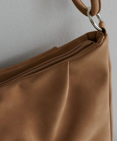 DISCOAT（ディスコート）の「タック使い2WAYアシメショルダーバッグ（ショルダーバッグ・レディース・ブラック/ベージュ/ブラウン・FREE）」の21枚目の写真