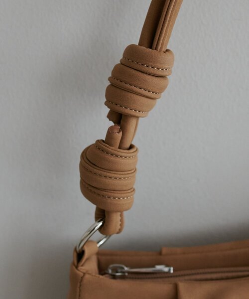 DISCOAT（ディスコート）の「タック使い2WAYアシメショルダーバッグ（ショルダーバッグ・レディース・ブラック/ベージュ/ブラウン・FREE）」の4枚目の写真