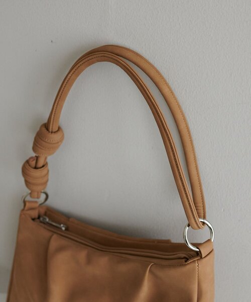 DISCOAT（ディスコート）の「タック使い2WAYアシメショルダーバッグ（ショルダーバッグ・レディース・ブラック/ベージュ/ブラウン・FREE）」の5枚目の写真