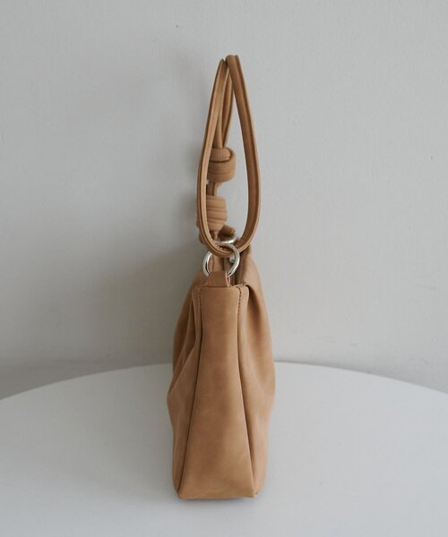 DISCOAT（ディスコート）の「タック使い2WAYアシメショルダーバッグ（ショルダーバッグ・レディース・ブラック/ベージュ/ブラウン・FREE）」の6枚目の写真