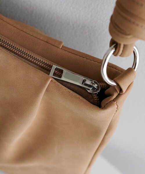 DISCOAT（ディスコート）の「タック使い2WAYアシメショルダーバッグ（ショルダーバッグ・レディース・ブラック/ベージュ/ブラウン・FREE）」の8枚目の写真