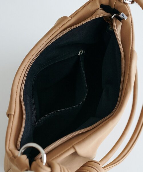 DISCOAT（ディスコート）の「タック使い2WAYアシメショルダーバッグ（ショルダーバッグ・レディース・ブラック/ベージュ/ブラウン・FREE）」の10枚目の写真
