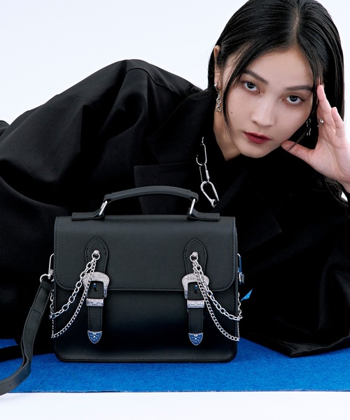 Ellno Loset（エルノロゼット）の「Wチェーンバックルスクエアショルダーバック（ショルダーバッグ・メンズ・ブラック・FREE）」の2枚目の写真