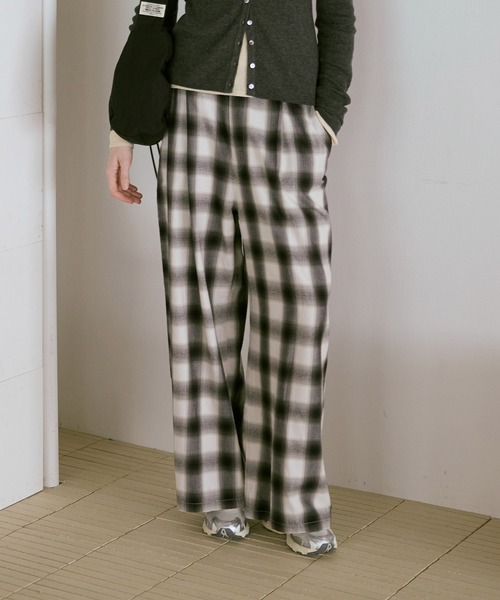 RNA-N（アールエヌエーエヌ）の「R4386 オンブレーチェックバギーパンツ（その他パンツ・レディース・ブラック/オフホワイト/ブラウン・FREE）」の2枚目の写真