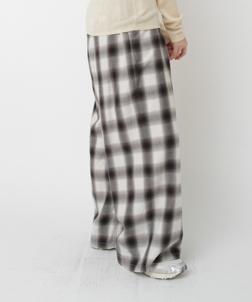RNA-N（アールエヌエーエヌ）の「R4386 オンブレーチェックバギーパンツ（その他パンツ・レディース・ブラック/オフホワイト/ブラウン・FREE）」の5枚目の写真