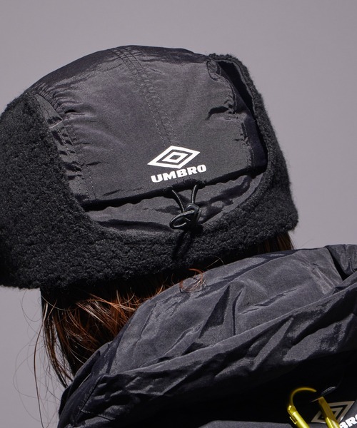 WHITE MOUNTAINEERING(ホワイトマウンテニアリング)の「White Mountaineering/ホワイトマウンテニアリング×UMBRO/アンブロ ボア フライトキャップ(キャップ・メンズ・ブラック・FREE)」の2枚目の写真