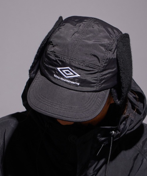 WHITE MOUNTAINEERING(ホワイトマウンテニアリング)の「White Mountaineering/ホワイトマウンテニアリング×UMBRO/アンブロ ボア フライトキャップ(キャップ・メンズ・ブラック・FREE)」の19枚目の写真