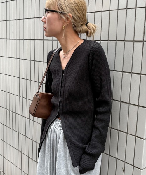 feepur（フェピュール）の「【ハンドウォッシャブル】リブニットVカーディガン（カーディガン/ボレロ・レディース・アイボリー/ブラック/グレー/チャコールグレー/ブラウン・MEDIUM）」の3枚目の写真