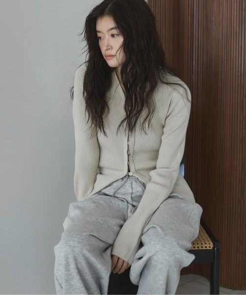 feepur（フェピュール）の「【ハンドウォッシャブル】リブニットVカーディガン（カーディガン/ボレロ・レディース・アイボリー/ブラック/グレー/チャコールグレー/ブラウン・MEDIUM）」の11枚目の写真