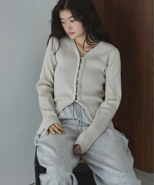 feepur（フェピュール）の「【ハンドウォッシャブル】リブニットVカーディガン（カーディガン/ボレロ・レディース・アイボリー/ブラック/グレー/チャコールグレー/ブラウン・MEDIUM）」の10枚目の写真