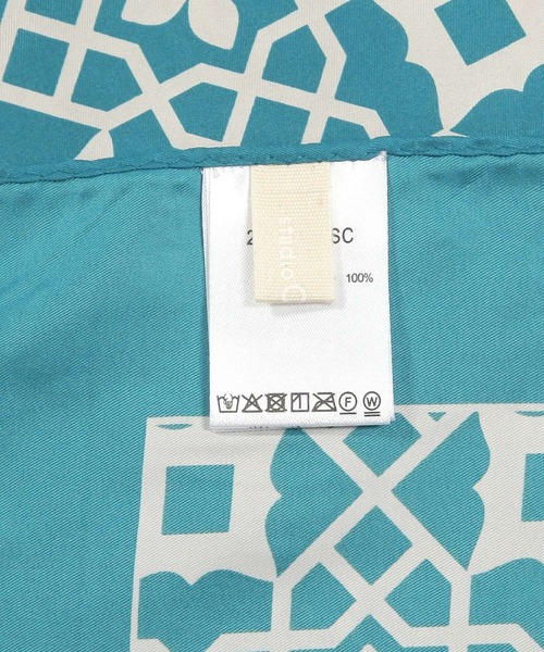 studio CLIP(スタディオクリップ)の「幾何学模様大判スカーフ(バンダナ/スカーフ・レディース・ブラウン/オレンジ・FREE)」の8枚目の写真