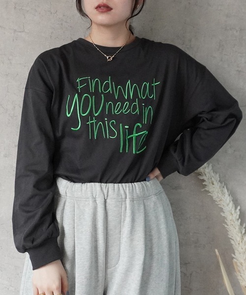 Emma（SELECT LEVERY）（エマ セレクトリベリー）の「手書き風ロゴ刺繍 BIGTシャツ（Tシャツ/カットソー・レディース・ブラック/オフホワイト/チャコール/ブラウン・FREE）」の3枚目の写真