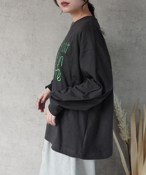 Emma（SELECT LEVERY）（エマ セレクトリベリー）の「手書き風ロゴ刺繍 BIGTシャツ（Tシャツ/カットソー・レディース・ブラック/オフホワイト/チャコール/ブラウン・FREE）」の11枚目の写真