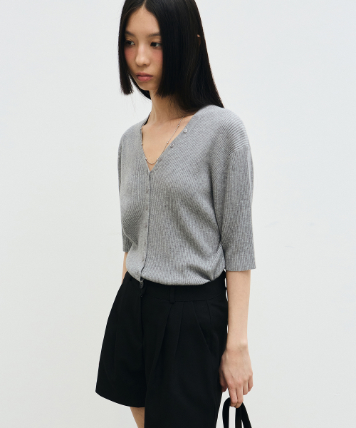 NICK&NICOLE(ニックアンドニコール)の「BUTTON SLIM KNIT HALF CARDIGAN_GRAY(カーディガン/ボレロ・レディース・その他・FREE)」の2枚目の写真