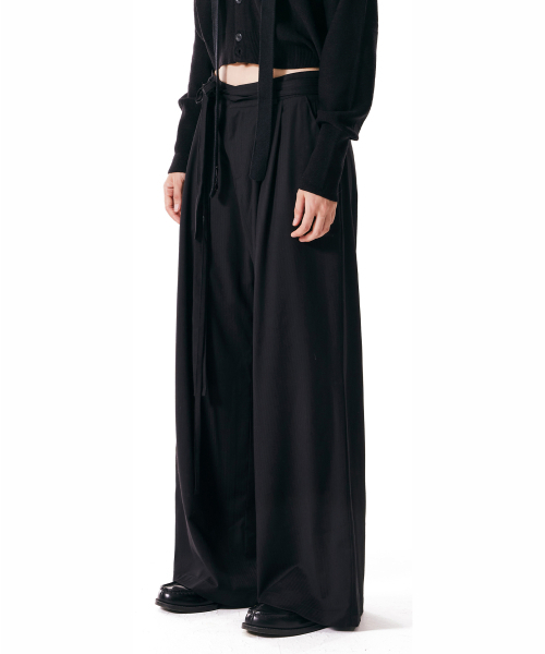 IUGAMAKARAS(イウガマカラス)の「Belted Striped Trousers (Black)(スラックス・レディース・その他・2/1)」の1枚目の写真
