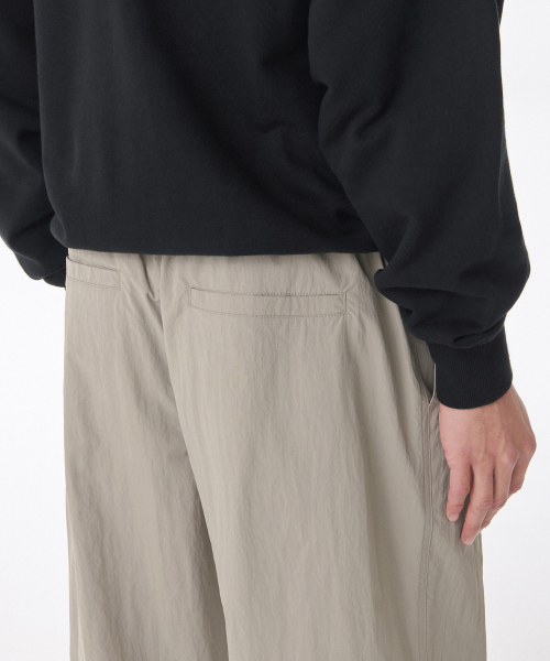 MUSINSA STANDARD（ムシンサスタンダード）の「ナイロンワンタックワイドストリングパンツ [グレイッシュベージュ]（その他パンツ・メンズ・その他・26/28/30/32/34/36/38/40/42）」の5枚目の写真