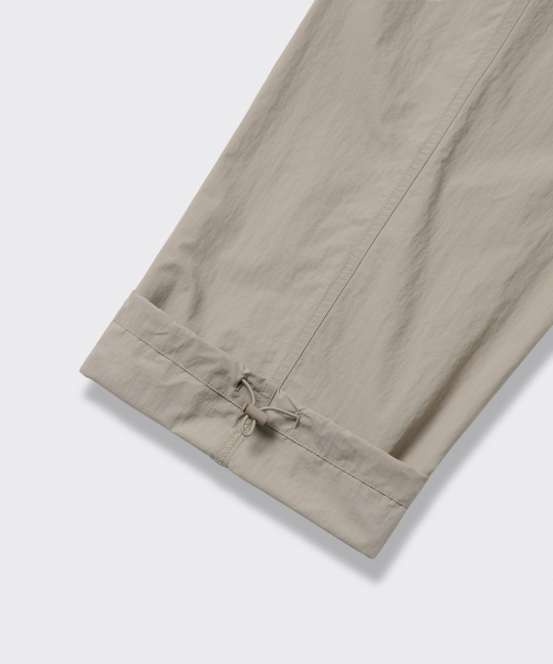 MUSINSA STANDARD（ムシンサスタンダード）の「ナイロンワンタックワイドストリングパンツ [グレイッシュベージュ]（その他パンツ・メンズ・その他・26/28/30/32/34/36/38/40/42）」の6枚目の写真