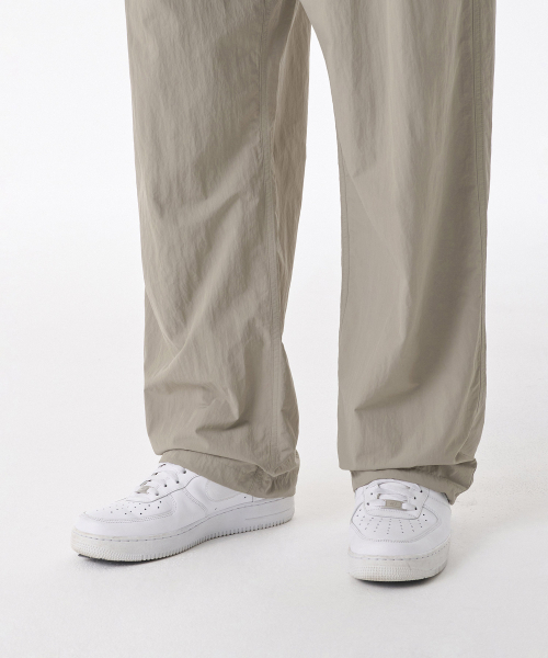 MUSINSA STANDARD（ムシンサスタンダード）の「ナイロンワンタックワイドストリングパンツ [グレイッシュベージュ]（その他パンツ・メンズ・その他・26/28/30/32/34/36/38/40/42）」の7枚目の写真