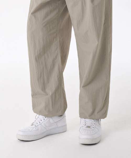 MUSINSA STANDARD（ムシンサスタンダード）の「ナイロンワンタックワイドストリングパンツ [グレイッシュベージュ]（その他パンツ・メンズ・その他・26/28/30/32/34/36/38/40/42）」の8枚目の写真